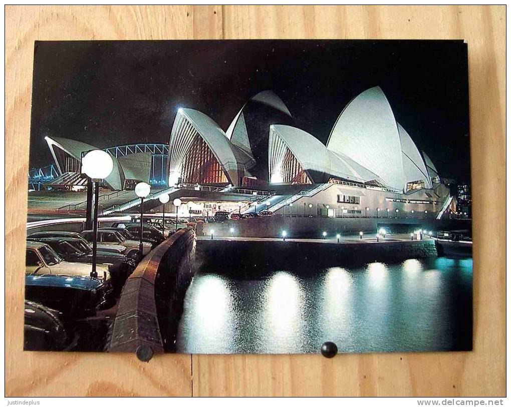 CPM AUSTRALIE SYDNEY OPERA HOUSE FLOODLIT + CARS  OU AUTOS + TIMBRE NON OBLITERE Scan R/V N° 213 - Sydney