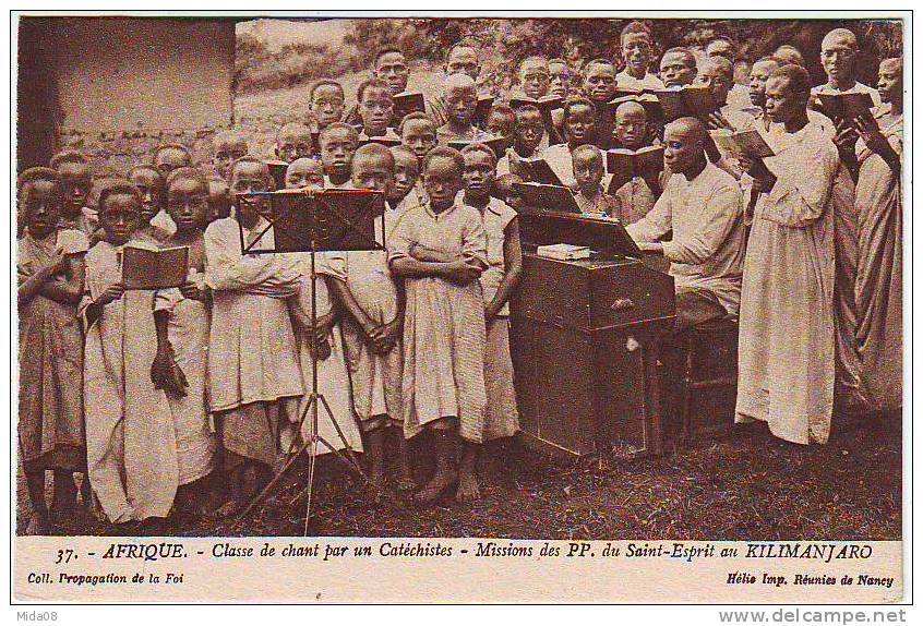 CLASSE DE CHANT PAR UN CATECHISTES  . MISSIONS DES PP. DU SAINT ESPRIT AU KILIMANDJARO. - Kenia