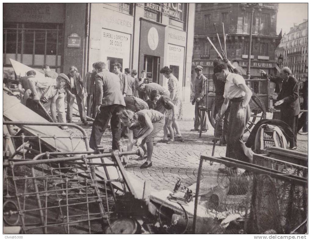 6 EME GRANDE PHOTO PRESSE LAPIE - LIBERATION DE PARIS - LES BARRICADES - GUERRE 39 - 45 WW2 - WAR - Guerre, Militaire