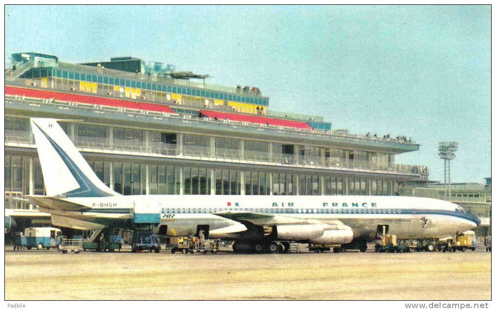 Carte Postale 94. Orly  Aéroport Paris-Orly  L'aérogare Chargement Des Bagages Sur Boeing 707 Air France  Trés Beau Plan - Orly