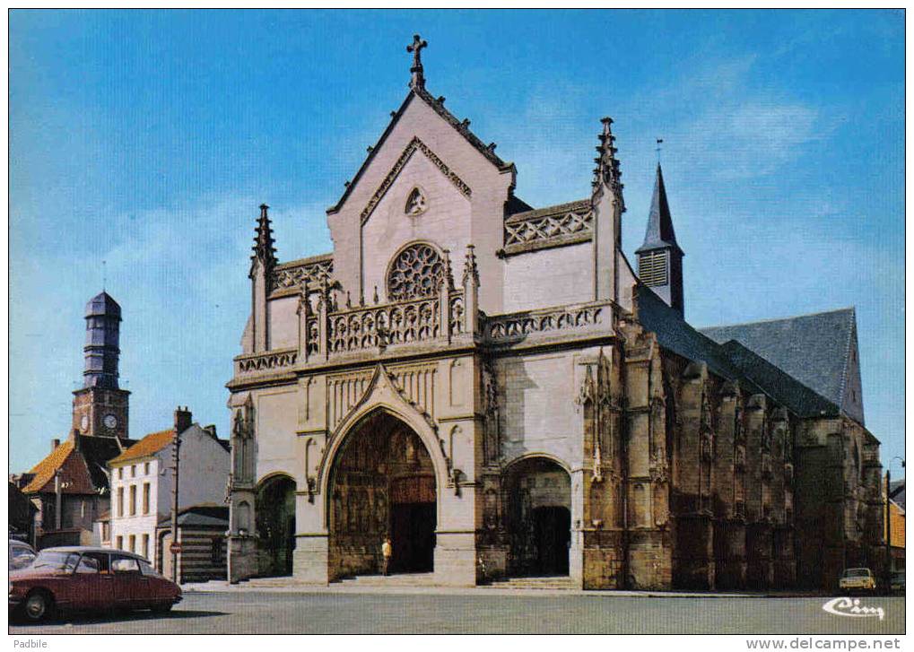 Carte Postale 80. Doullens  DS Citroën Trés Beau Plan - Doullens