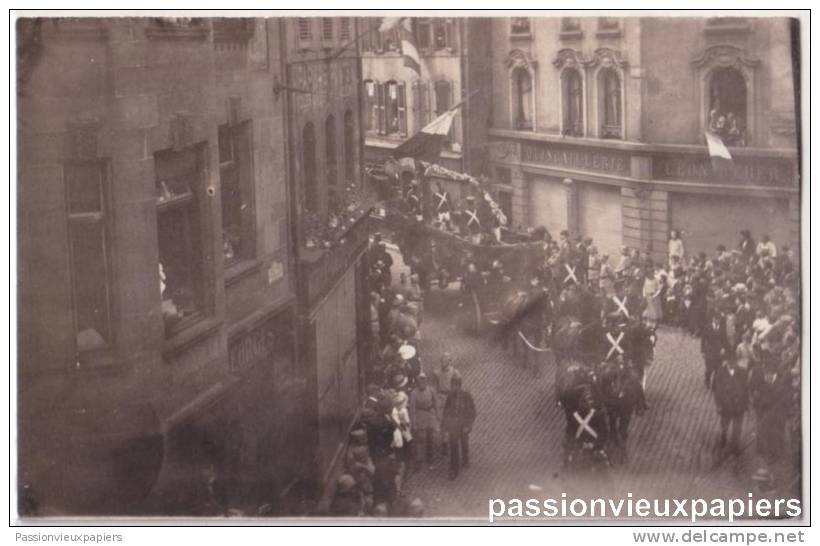 CARTE PHOTO:    METZ RUE SAINT GEORGES  (PONTIFFROY Disparu) DEFILE  QUINCAILLERIE LEON WEBER BIRCK CHENELLEMENT - Metz