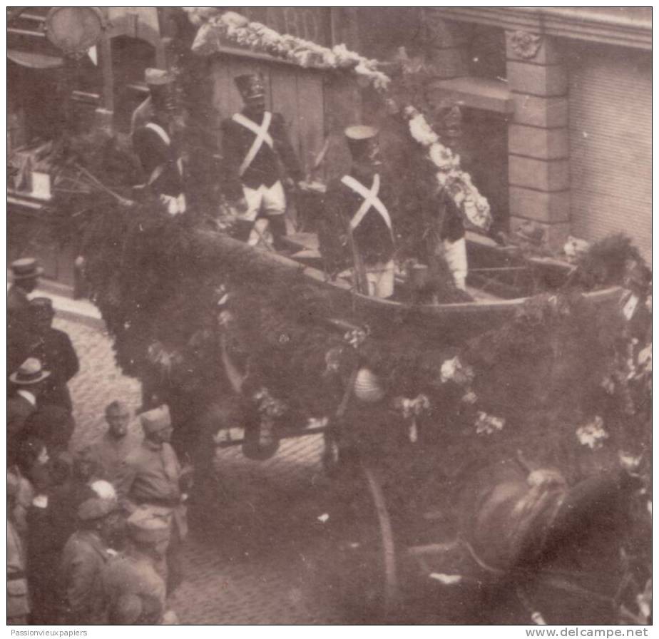 CARTE PHOTO:    METZ RUE SAINT GEORGES  (PONTIFFROY disparu) DEFILE  QUINCAILLERIE LEON WEBER BIRCK CHENELLEMENT