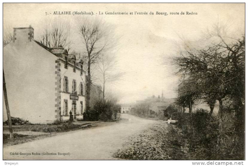 56 - CPA Allaire - La Gendarmerie Et L'Entrée Du Bourg, Route De Redon - Allaire