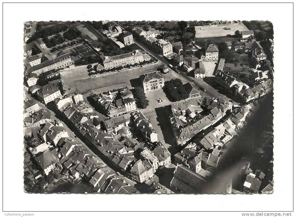 Cp, 74, La Roche-sur-Foron, La Place De L'Hôtel De Ville, Les Ecoles, Le Collège Et La Salle Des Fêtes - La Roche-sur-Foron