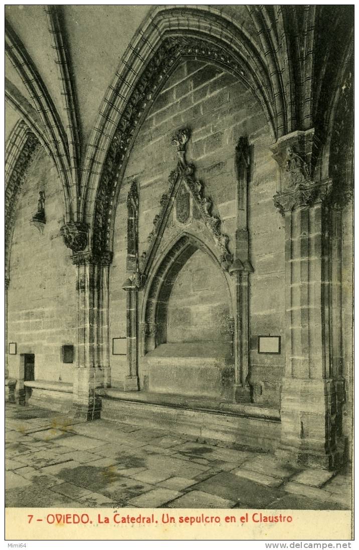 OVIEDO . LA CATEDRAL . UN SEPULCRO EN EL CLAUSTRO . - Asturias (Oviedo)