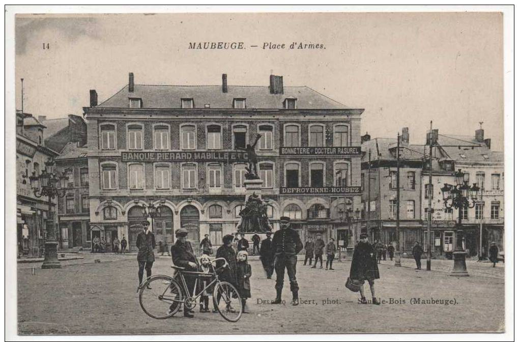 MAUBEUGE....PLACE D ARMES....cpa9x14 ....Très  Animée - Maubeuge