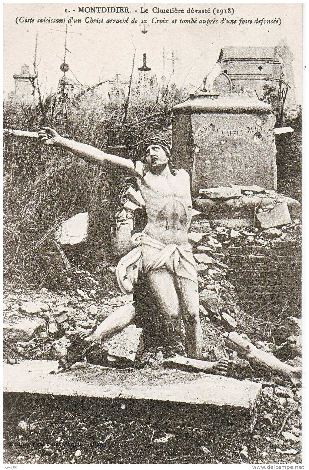 80 MONTDIDIER Le Cimetiére Dévasté (1918) Geste Saisissant D'un Christ Arraché De Sa Croix Et Tombé Auprès D'une Fosse D - Montdidier