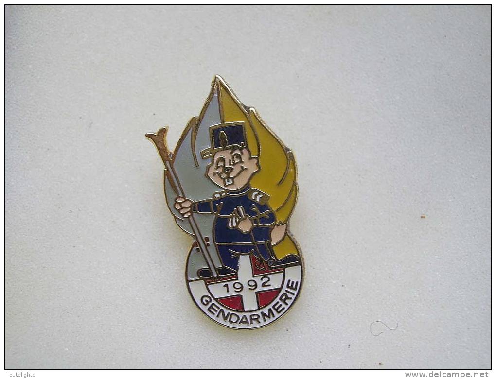 1 Pin´s     GENDARMERIE  1992 - Police