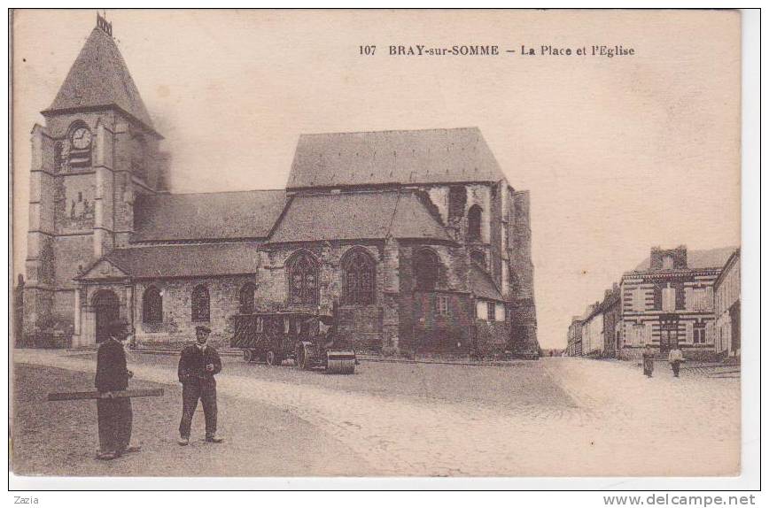 80.083/ BRAY SUR SOMME - La Place Et L'église - Bray Sur Somme