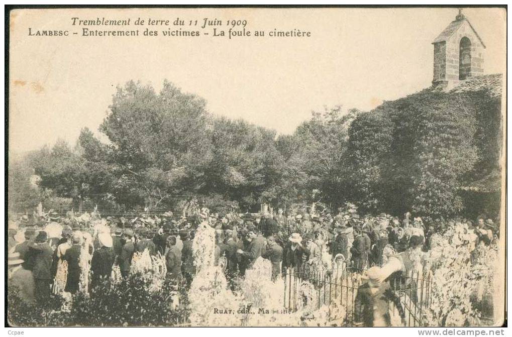 TREMBLEMENT DE TERRE DU 11 Juin 1909 -  Enterrement Des Victimes - La Foule Au Cimetière - Lambesc