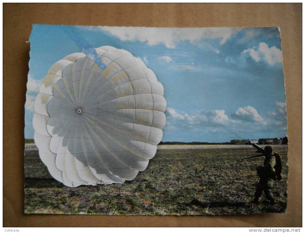 CPSM Après L'arrivée Au Sol Parachute Gonflé Par Le Vent - Fallschirmspringen