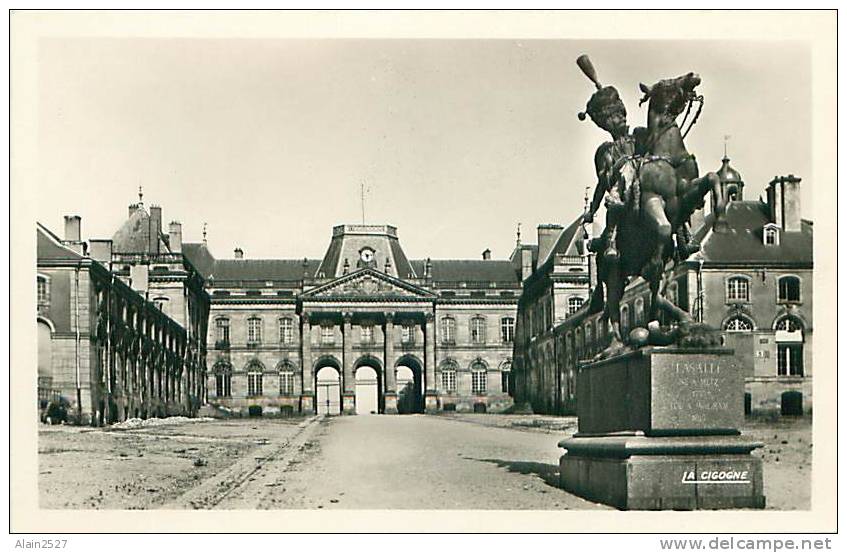 54 - LUNEVILLE - Le Château Et Statue Du Général Lasalle, Par Cordier (Ed. La Cigogne, 30104) - Luneville