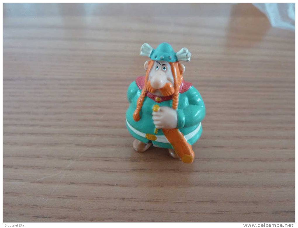 Personnage "assurancetourix" Hauteur : 4cm - Asterix & Obelix