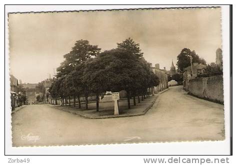 MONTFAUCON Place Du Souvenir - Montfaucon