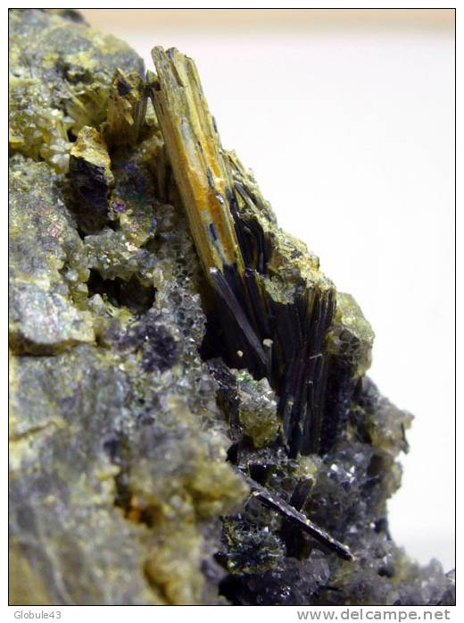 STIBINE MASSIVE ET CRIST AVEC GEODE DE QUARTZ ET VALENTINITE 13,5 X 7 X 4 CM  LA FORGE 63 - Mineralien