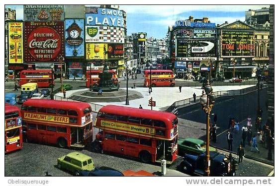 LONDON PICCADILLY CIRCUS BUS ROUGE ANIMATION 1964 - Piccadilly Circus