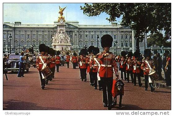 LONDON CORPS OF DRUMS AND MASCOT LEAVING BUCKINGHAM PALACE - Buckingham Palace