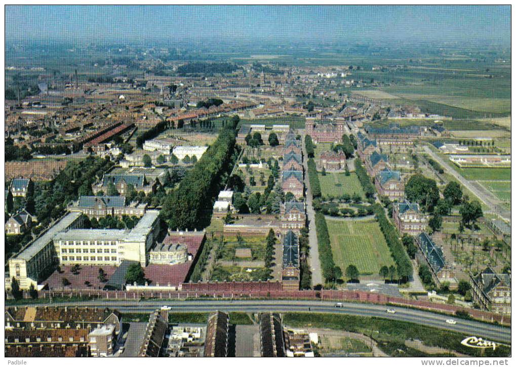 Carte Postale 59. Armentières Et Le Stade De Football Vue D'avion Trés Beau Plan - Armentieres