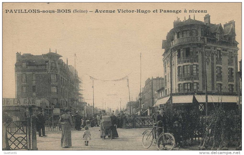 CPA (93)  PAVILLONS-sous-BOIS  /  Avenue Victor-Hugo Et Passage à Niveau - - Les Pavillons Sous Bois