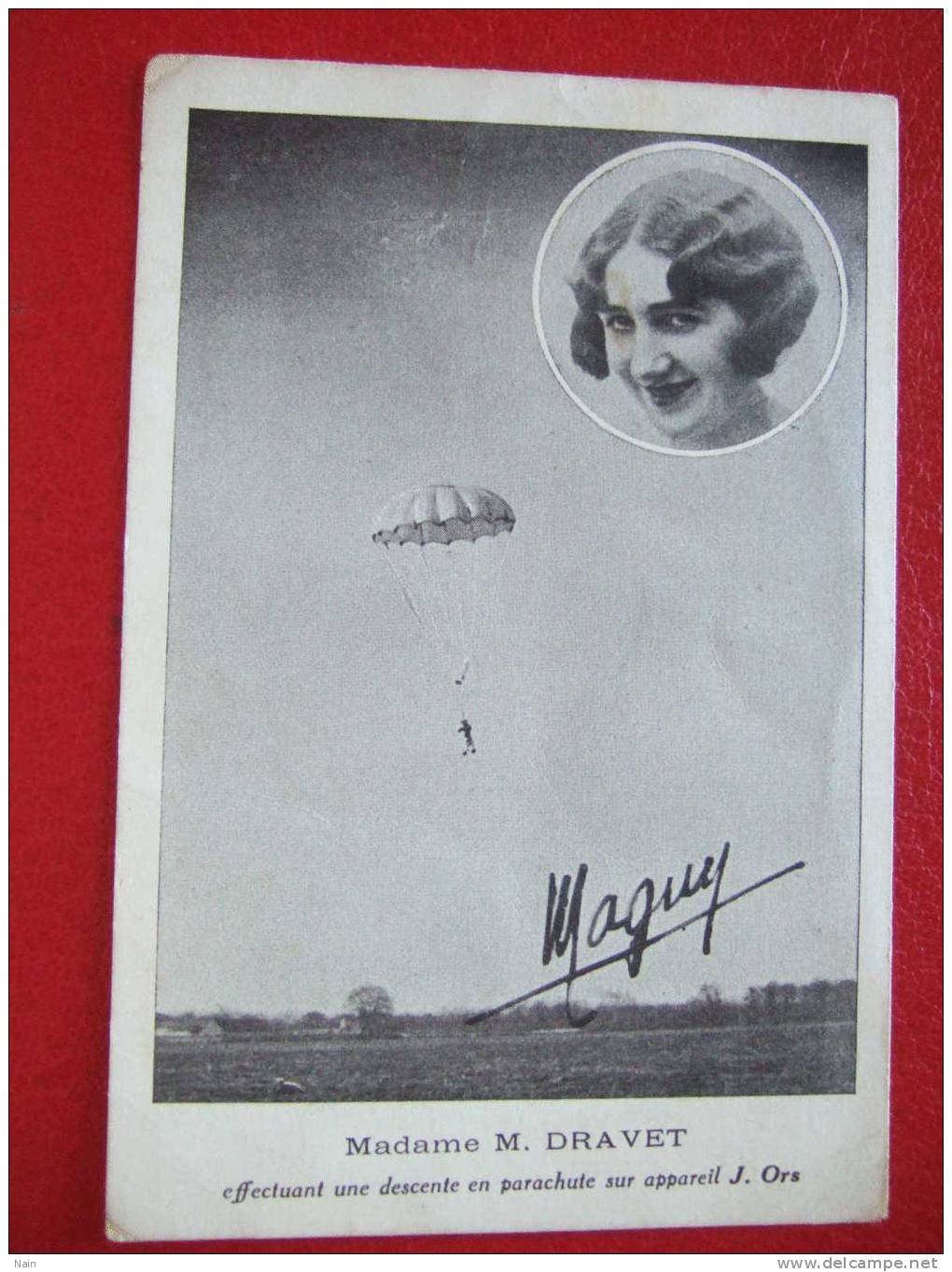 AVIATION - PARACHUTISME - MADAME M . DRAVET - EFFECTUANT UNE DESCENTE EN PARACHUTE SUR APPAREIL J . ORS - CARTE RARE - - Parachutisme