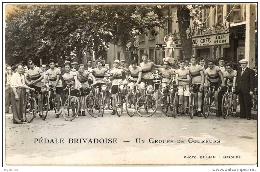 43 - CPA - BRIOUDE- (43 - HAUTE-LOIRE)  PEDALE BRIVADOISE - Un GROUPE De COUREURS - Photo Delaire - TTB (voir Scan). - Brioude