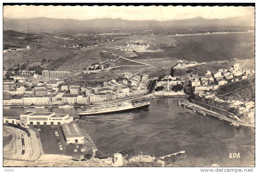 -65- Port Vendres Vue Panoramique Sur Le Port -sortie D'un Paquebot - TTB - Port Vendres