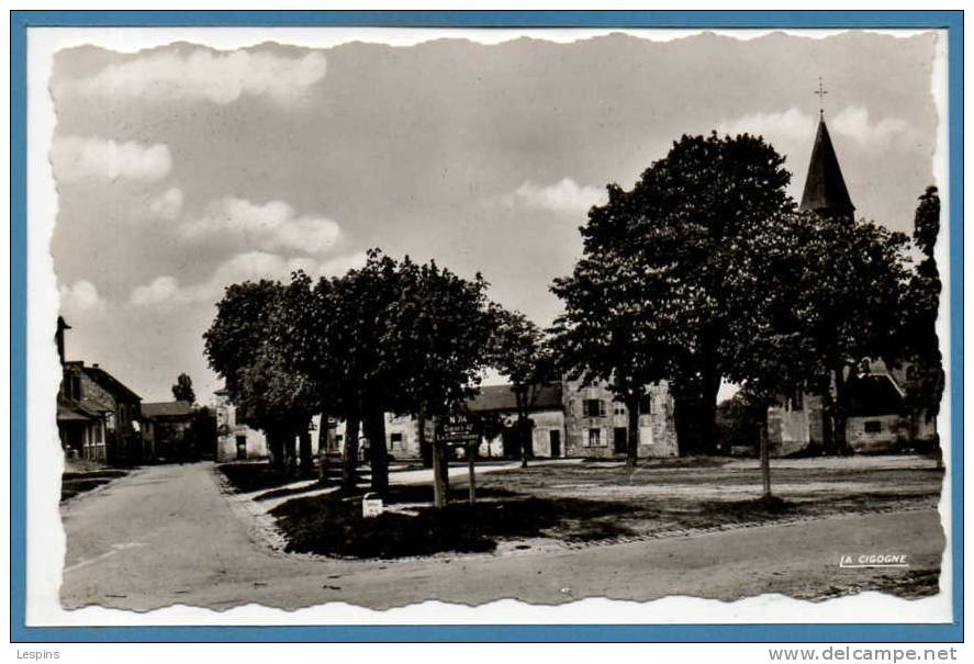 87 - LAURIERE --  Vue D'ensermble Sur La Place - 1952 - Lauriere