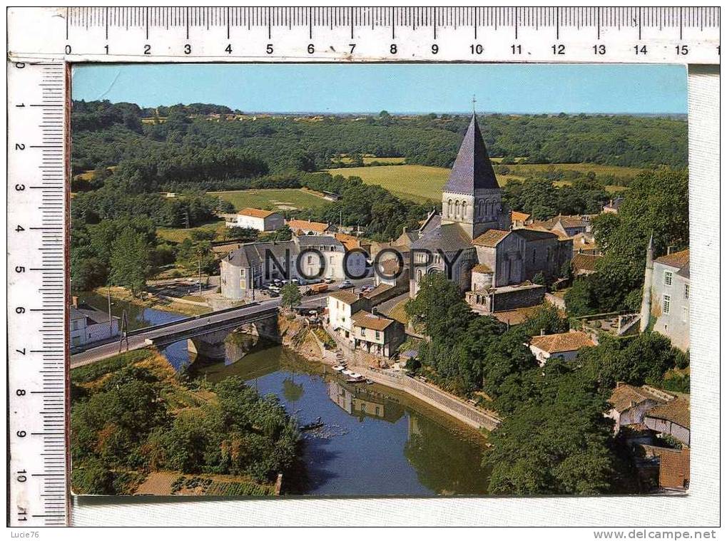 MAREUIL SUR LAY - L'Eglise Romane Et Le Pont Sur La Rivière Le LAY - Mareuil Sur Lay Dissais