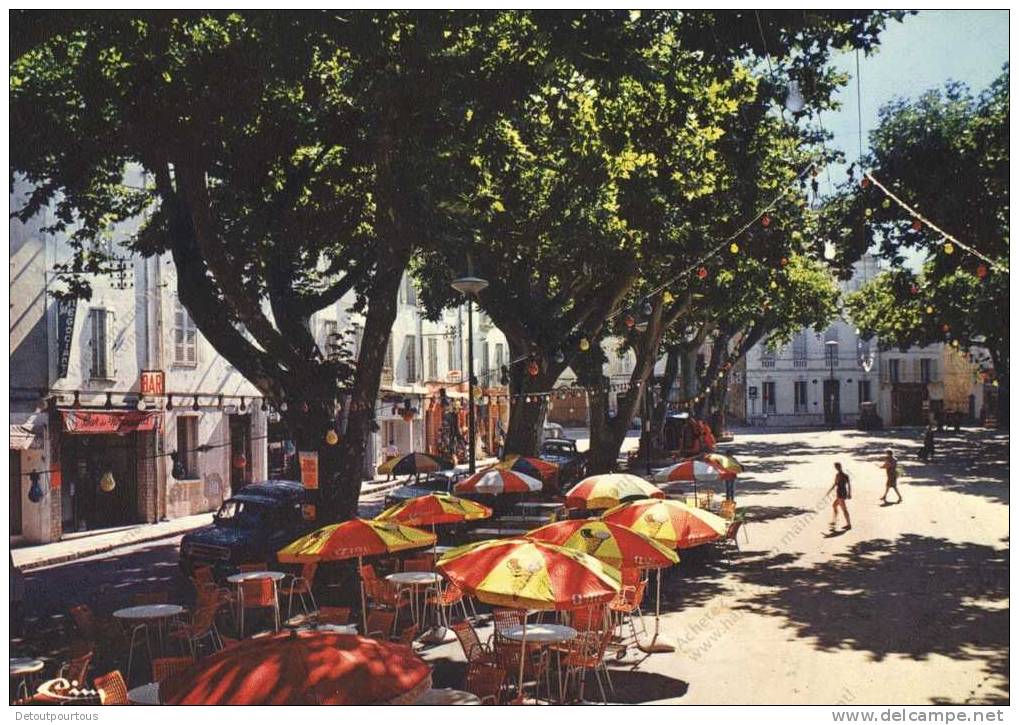 SALERNES Var 83 : Place Th Bouge ( Bar Des Négociants ) - Salernes