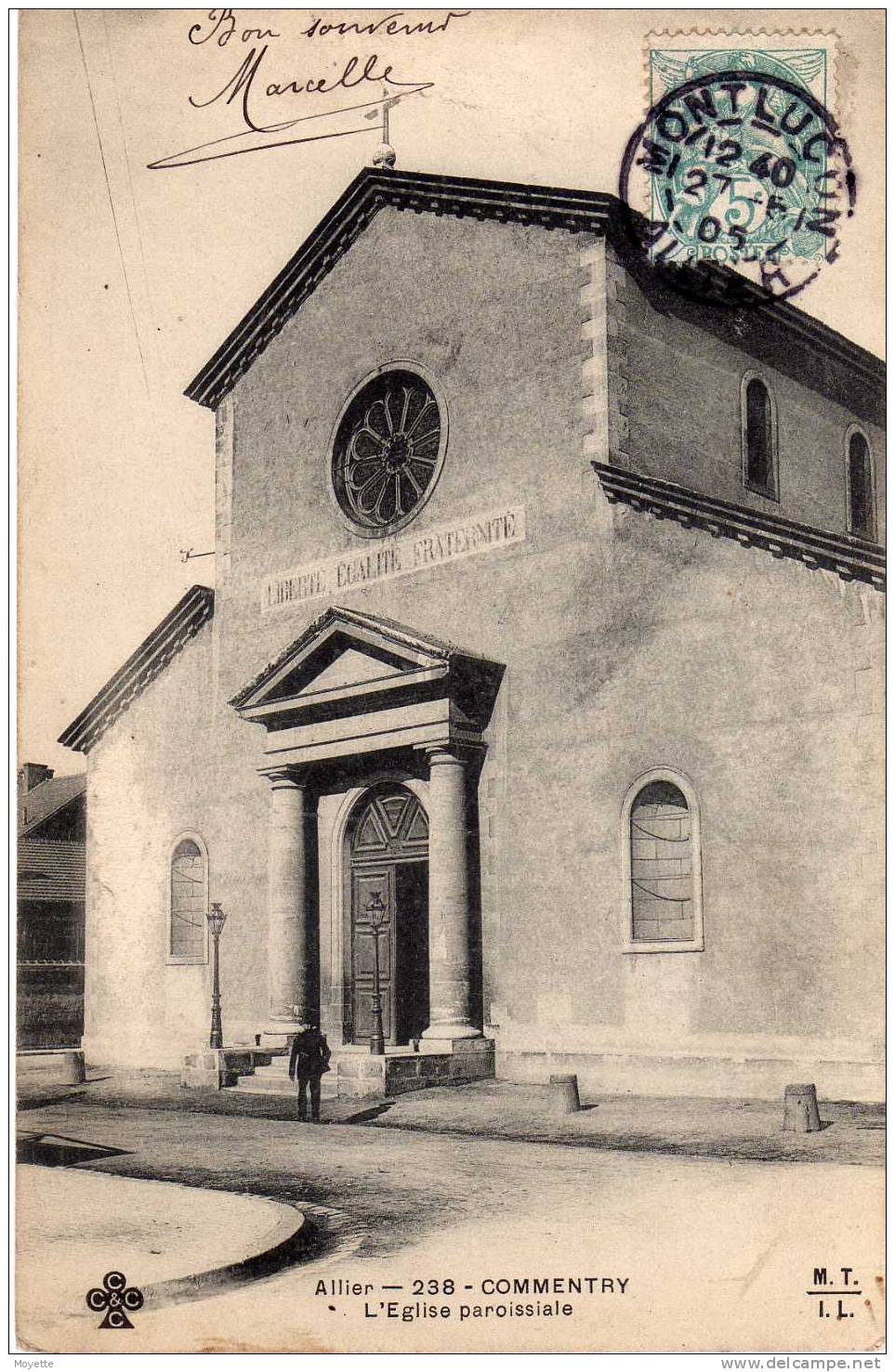 CPA 03. 1905. COMMENTRY. EGLISE PAROISSIALE. ANIMEE .1HOMME DEVANT LA PORTE-VOIR SUR LE FRONTON ,LIBERTE. EGALITE. FRAT - Commentry