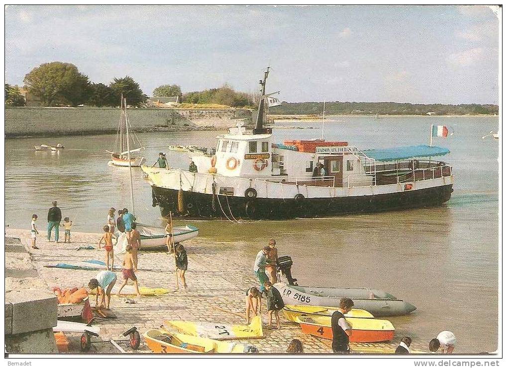 ILE D'AIX .. LE PORT ET L'ARRIVEE DU BATEAU DE FOURAS - Otros & Sin Clasificación