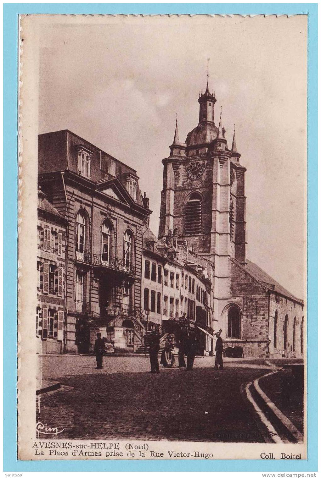 AVESNES SUR HELPE La Place D´Armes Prise De La Rue Victor Hugo Animée - Avesnes Sur Helpe