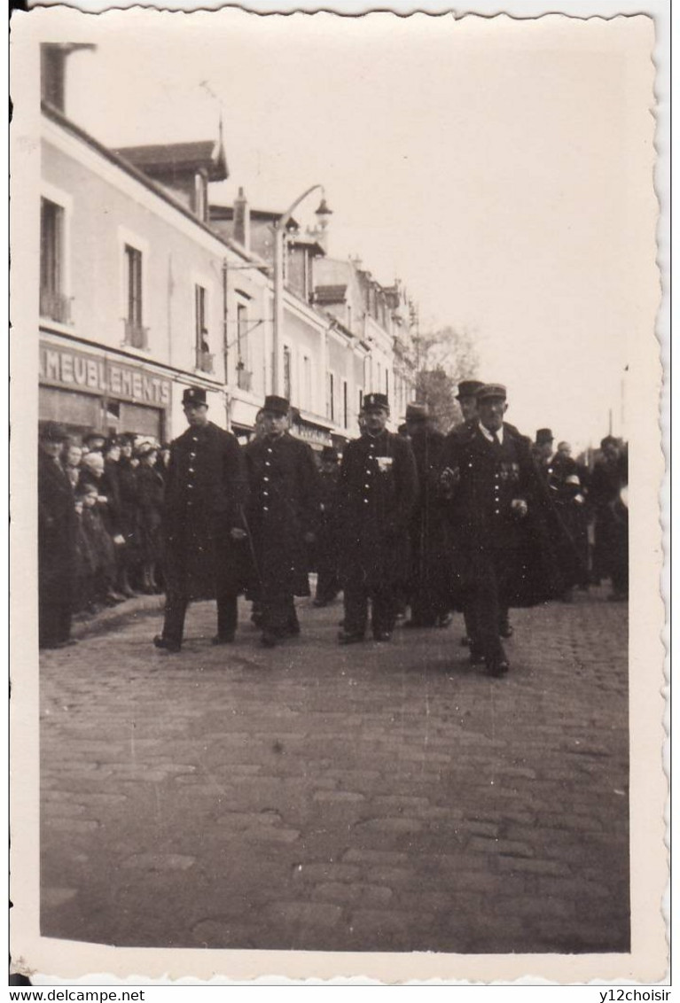 PHOTO POLICIERS POLICE KEPI MEDAILLES UNIFORME  DEFILE SUR RUE PAVEE LE 01ER NOVEMBRE 1944      PARIS ? - Police & Gendarmerie