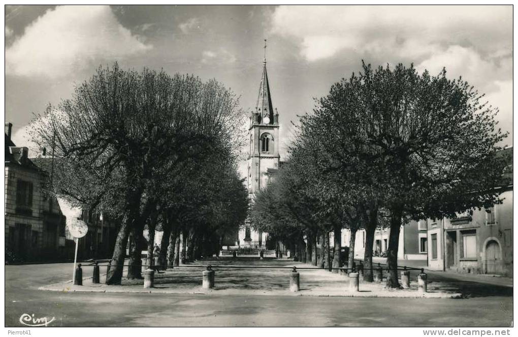 YZEURES-SUR-CREUSE - La Place - Autres & Non Classés