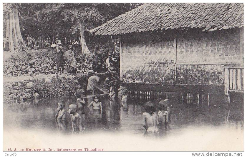 Indonésie -  Ile De Java - Bogor Buitenzorg - Maison Sur Pilotis - Bain - Ethnie - Indonésie