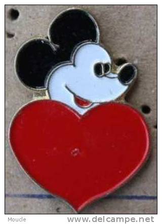 MICKEY SUR UN COEUR ROUGE - SOURIS - Disney