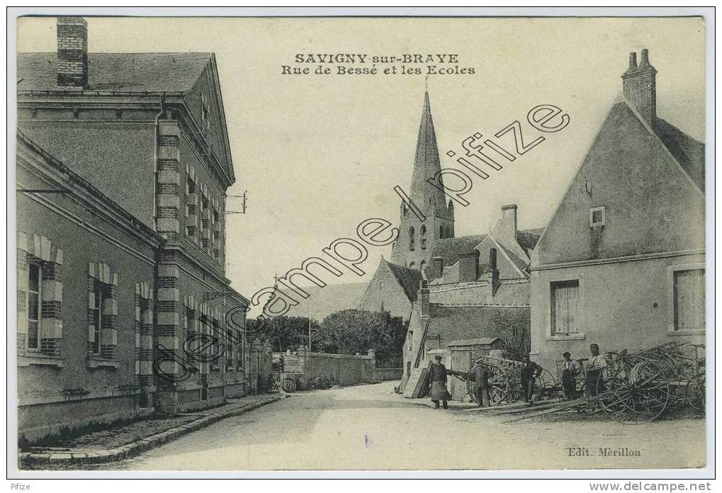 Savigny-sur-Braye. - Rue De Bessé Et Les Ecoles. Animée. - Autres & Non Classés