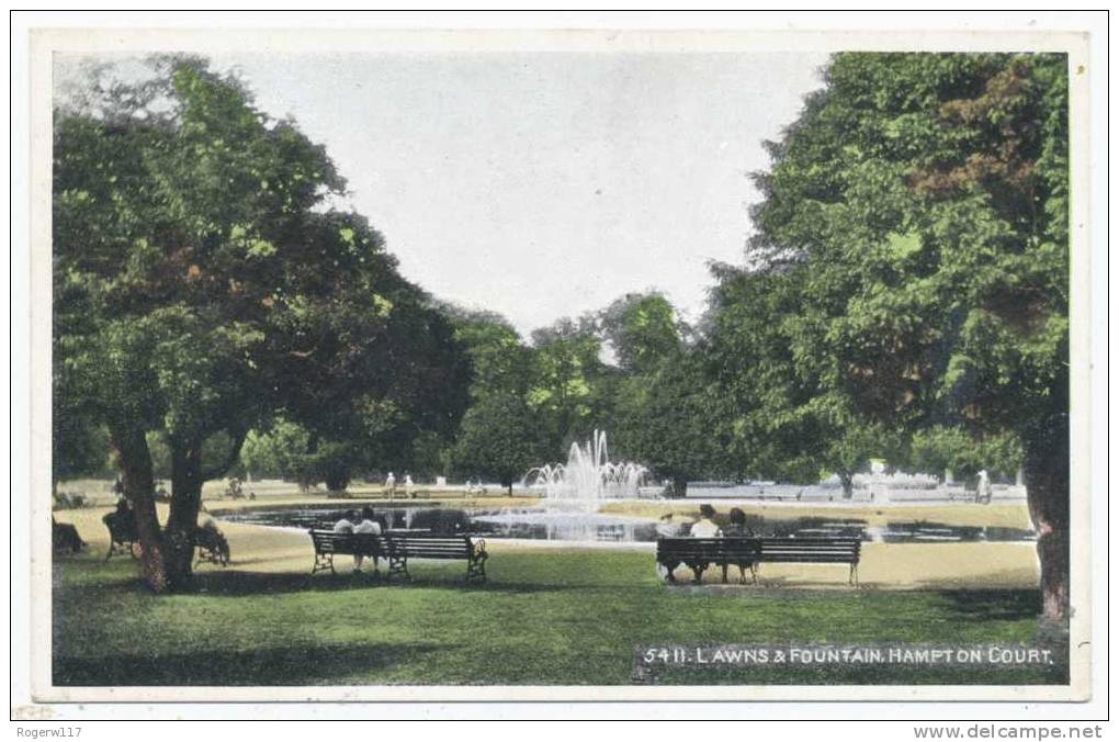 Lawns & Fountain Hampton Court - Middlesex