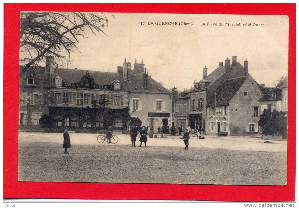 LA GUERCHE - La Place Du Marché, Côté Ouest - La Guerche Sur L'Aubois