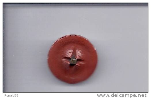 Bouton Ancien : Lot D'un Bouton Verre Opaline Rouge Avec Motif A Fleurs ( Peintes Et Bordure Dorée ) - Boutons