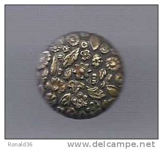 Bouton Ancien : Lot D'un Bouton En Relief Motif Fleurs En Métal  ( Laiton ) - Buttons