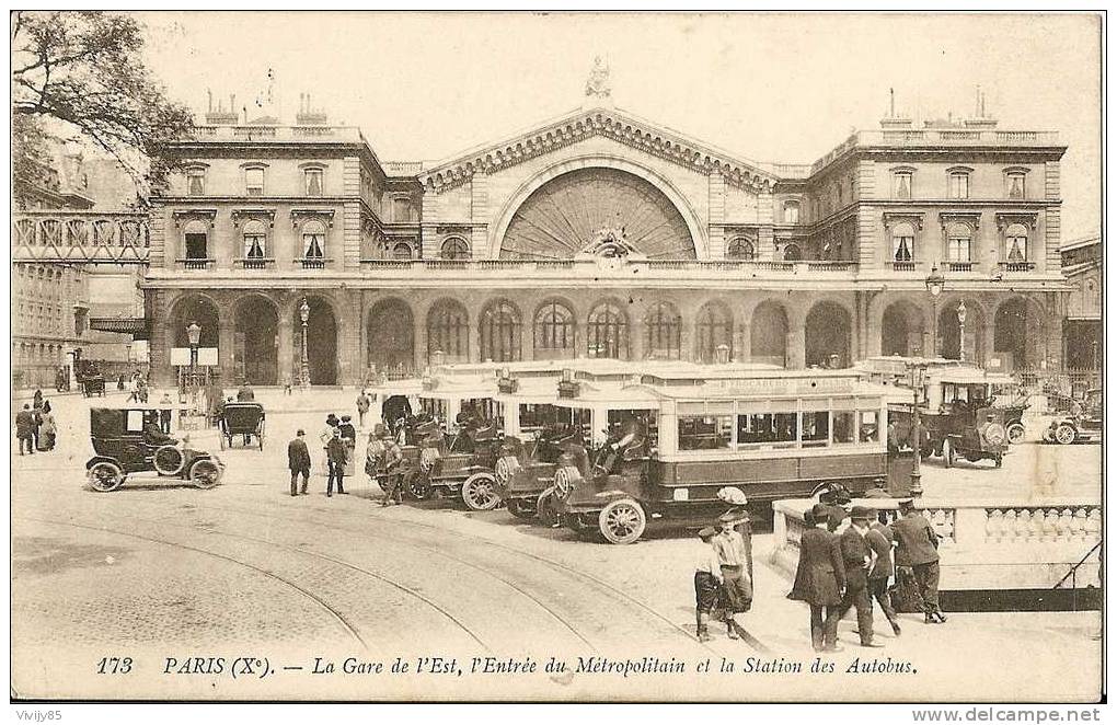 75 - PARIS - Belle Carte Très Animée De La Gare De L'Est , Entrée Métropolitain , Station Des Autobus - Transport Urbain En Surface