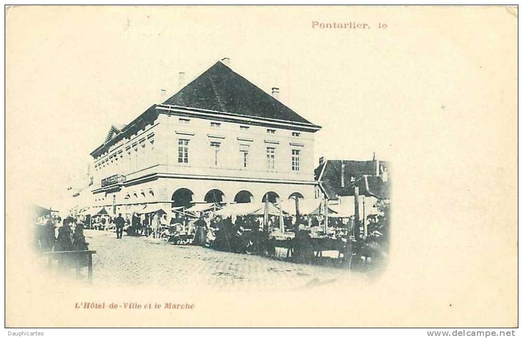 Pontarlier : L'Hôtel De Ville Et Le Marché. Dos Simple. 2 Scans. - Pontarlier