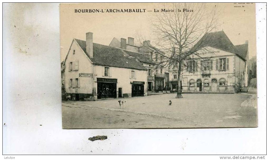 Bourbon-L'Archambault   03   La  Mairie Et La Place Animée  Café Et  Magasin De Chaussures - Bourbon L'Archambault