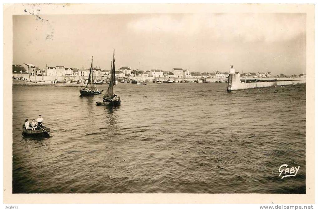 LA TURBALLE      LE PHARE DU TOURLANDROUX     BATEAU DE PECHE - La Turballe