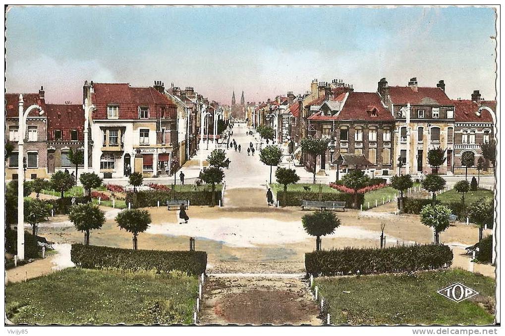 59 - COUDEKERQUE  BRANCHE - Belle Carte Colorisée Et Animée De La Place De La République - Coudekerque Branche