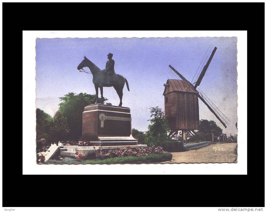 CASSEL - LA STATUE DU MARECHAL FOCH ET LE VIEUX MOULIN - Cassel