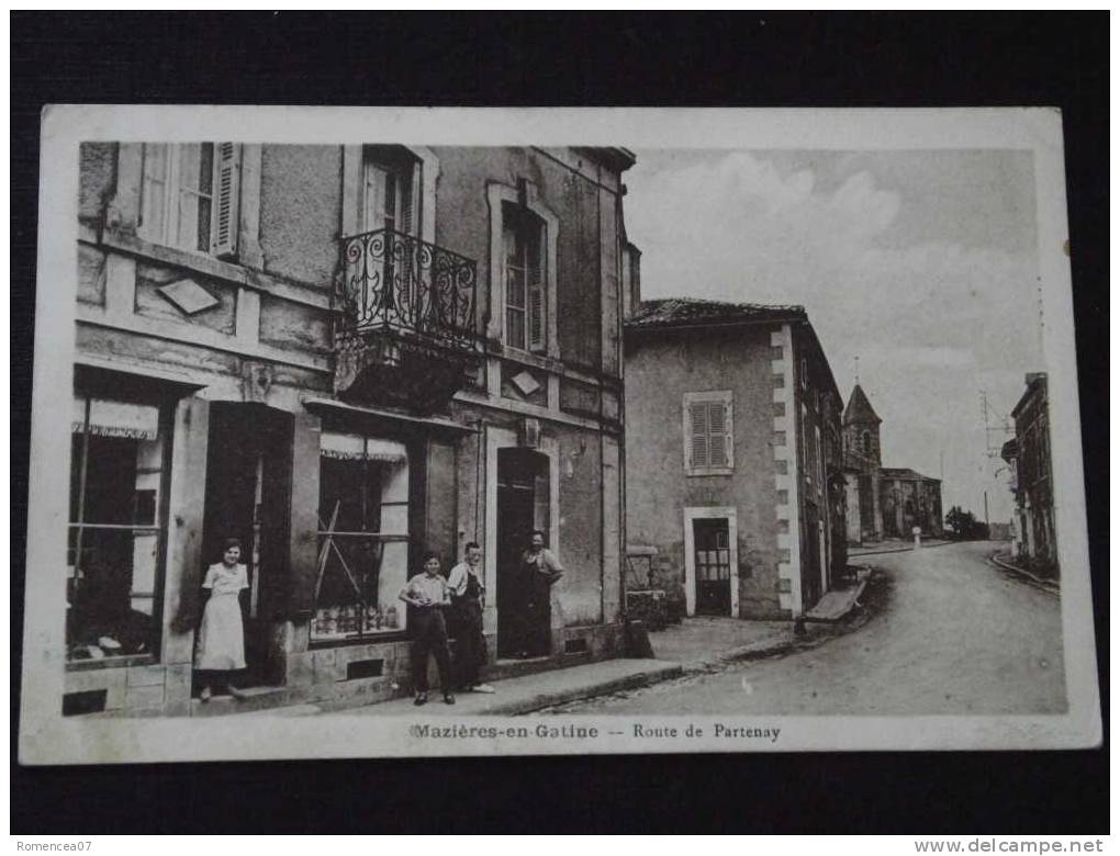 MAZIERES-en-GÂTINE (Deux-Sèvres) - Route De PARTENAY (Parthenay) - Commerce - Animée - Arrière Plan, Eglise -non Voyagée - Mazieres En Gatine