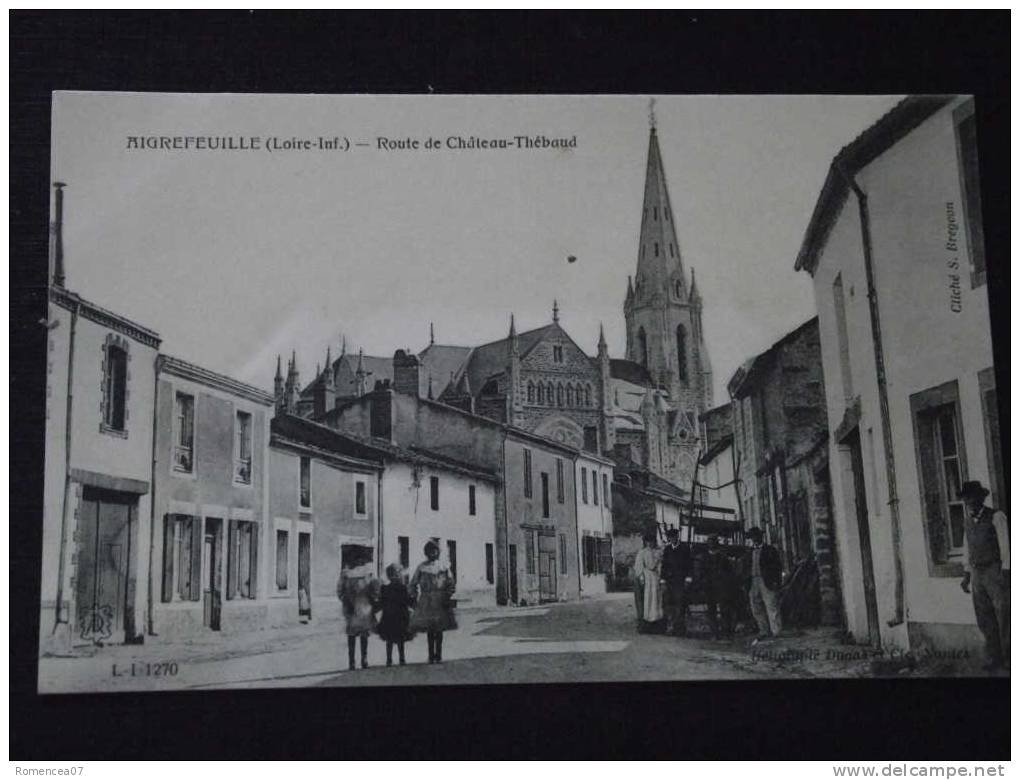 AIGREFEUILLE (AIGREFEUILLE-sur-MAINE) - Route De CHÂTEAU-THEBAUD - Animée - En Arrière Plan, L'Eglise - Non Voyagée - Aigrefeuille-sur-Maine